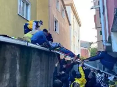 Çatıdan düşen adamı kurtarmak için mahalleli seferber oldu Çatıdan düşen adamı kurtarmak için mahalleli seferber oldu