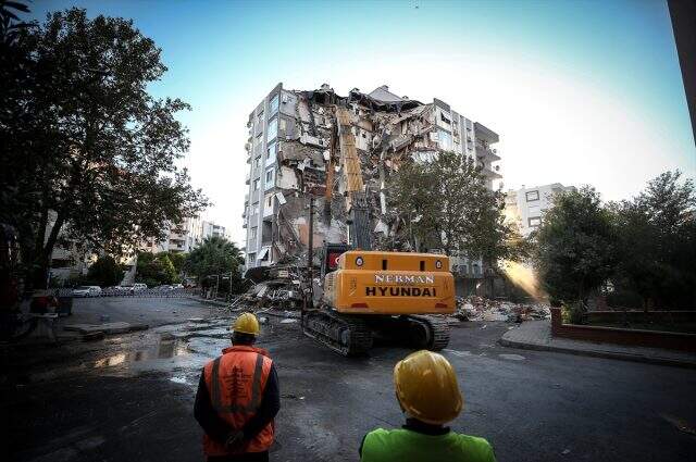 Depremde bir kısmı çöken Karagül Apartmanı kontrollü olarak yıkıldı
