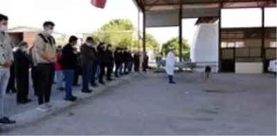 Depremzede anne ve kızı, memleketleri Karacasu'da yan yana defnedildi Depremzede anne ve kızı, memleketleri Karacasu'da yan yana defnedildi