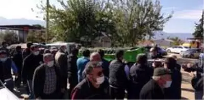 Depremzede anne ve kızı, memleketleri Karacasu'da yan yana defnedildi Depremzede anne ve kızı, memleketleri Karacasu'da yan yana defnedildi