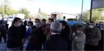Depremzede anne ve kızı, memleketleri Karacasu'da yan yana defnedildi Depremzede anne ve kızı, memleketleri Karacasu'da yan yana defnedildi