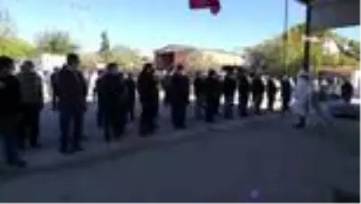 Depremzede anne ve kızı, memleketleri Karacasu'da yan yana defnedildi Depremzede anne ve kızı, memleketleri Karacasu'da yan yana defnedildi