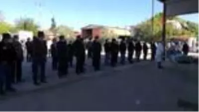 Depremzede anne ve kızı, memleketleri Karacasu'da yan yana defnedildi Depremzede anne ve kızı, memleketleri Karacasu'da yan yana defnedildi