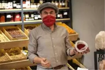 Yarım kilosu 25 bin liralık bir altın bileziğe denk olan 'safran', çelik kasalarda saklanıyor Yarım kilosu 25 bin liralık bir altın bileziğe denk olan 'safran', çelik kasalarda saklanıyor