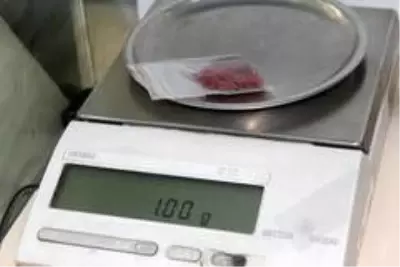 Yarım kilosu 25 bin liralık bir altın bileziğe denk olan 'safran', çelik kasalarda saklanıyor Yarım kilosu 25 bin liralık bir altın bileziğe denk olan 'safran', çelik kasalarda saklanıyor
