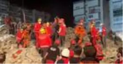 Emrah Apartmanı'nın enkazından bir erkek cesedi çıkartıldı Emrah Apartmanı'nın enkazından bir erkek cesedi çıkartıldı