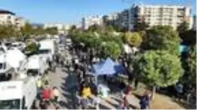 Enkaz alanlarını dolduran İzmirliler havadan görüntülendi Enkaz alanlarını dolduran İzmirliler havadan görüntülendi