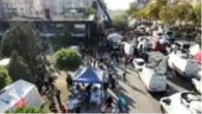 Enkaz alanlarını dolduran İzmirliler havadan görüntülendi Enkaz alanlarını dolduran İzmirliler havadan görüntülendi