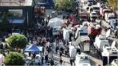 Enkaz alanlarını dolduran İzmirliler havadan görüntülendi Enkaz alanlarını dolduran İzmirliler havadan görüntülendi
