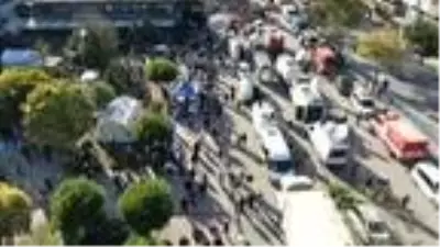 Enkaz alanlarını dolduran İzmirliler havadan görüntülendi Enkaz alanlarını dolduran İzmirliler havadan görüntülendi