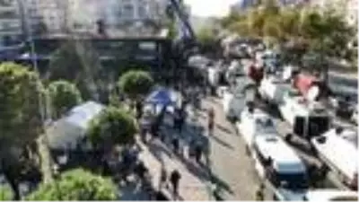 Enkaz alanlarını dolduran İzmirliler havadan görüntülendi Enkaz alanlarını dolduran İzmirliler havadan görüntülendi