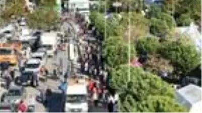 Enkaz alanlarını dolduran İzmirliler havadan görüntülendi Enkaz alanlarını dolduran İzmirliler havadan görüntülendi