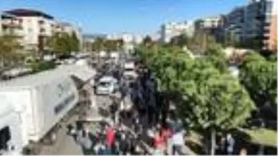 Enkaz alanlarını dolduran İzmirliler havadan görüntülendi Enkaz alanlarını dolduran İzmirliler havadan görüntülendi