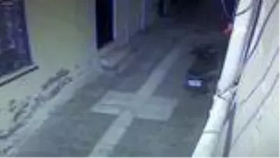 Son dakika haber! Habere gitmek isteyen gazeteciye hırsız şoku...Hırsızlık anları kamerada