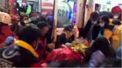 İzmir'de bir kişi, 33 saat sonra enkaz altından yaralı olarak kurtarıldı İzmir'de bir kişi, 33 saat sonra enkaz altından yaralı olarak kurtarıldı