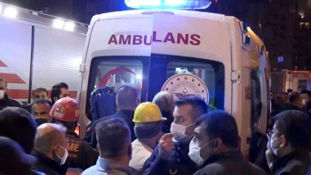 İzmir'de bir kişi, 33 saat sonra enkaz altından yaralı olarak kurtarıldı İzmir'de bir kişi, 33 saat sonra enkaz altından yaralı olarak kurtarıldı