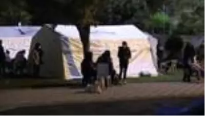 İzmir'de depremzedelerin ikinci gecesi de çadırda geçiyor İzmir'de depremzedelerin ikinci gecesi de çadırda geçiyor