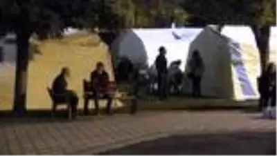 İzmir'de depremzedelerin ikinci gecesi de çadırda geçiyor İzmir'de depremzedelerin ikinci gecesi de çadırda geçiyor