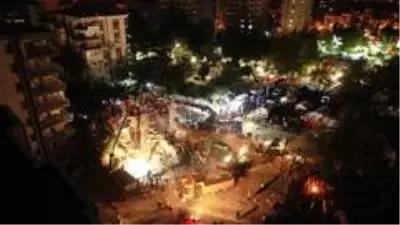 İzmir'de vatandaşlar çadırlarda kalmaya devam ediyor İzmir'de vatandaşlar çadırlarda kalmaya devam ediyor