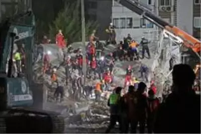 İzmir'de vatandaşlar çadırlarda kalmaya devam ediyor İzmir'de vatandaşlar çadırlarda kalmaya devam ediyor