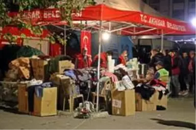 İzmir'de vatandaşlar çadırlarda kalmaya devam ediyor İzmir'de vatandaşlar çadırlarda kalmaya devam ediyor