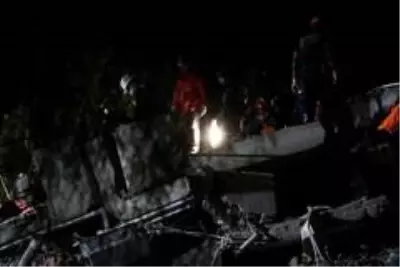 Son dakika haberi... Kurtarma çalışmalarında 33. saate girildi, ekiplerin zamanla yarışı sürüyor