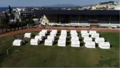Kuşadası'nda stadyumda çadır kent kuruldu Kuşadası'nda stadyumda çadır kent kuruldu