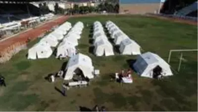 Kuşadası'nda stadyumda çadır kent kuruldu Kuşadası'nda stadyumda çadır kent kuruldu