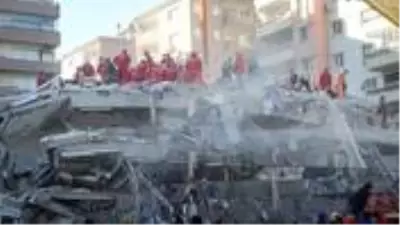Rıza Bey Apartmanı enkazındaki arama kurtarma çalışmasına, yanındaki binanın çökme tehlikesi nedeniyle ara verildi Rıza Bey Apartmanı enkazındaki arama kurtarma çalışmasına, yanındaki binanın çökme tehlikesi nedeniyle ara verildi