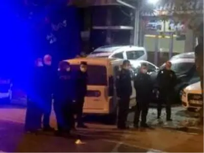 Sakarya'da eğlence mekanı önünde silahlı saldırı: 2 kardeş yaralı Sakarya'da eğlence mekanı önünde silahlı saldırı: 2 kardeş yaralı