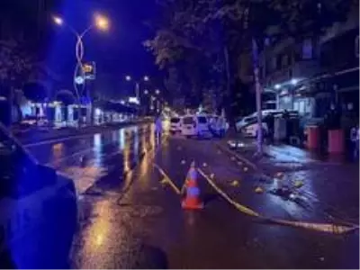 Sakarya'da eğlence mekanı önünde silahlı saldırı: 2 kardeş yaralı Sakarya'da eğlence mekanı önünde silahlı saldırı: 2 kardeş yaralı