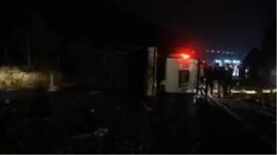Son dakika haberi: Sivas'ta kamyon yan yattı, araç içerisinde sıkışan sürücü güçlükle kurtarıldı Son dakika haberi: Sivas'ta kamyon yan yattı, araç içerisinde sıkışan sürücü güçlükle kurtarıldı