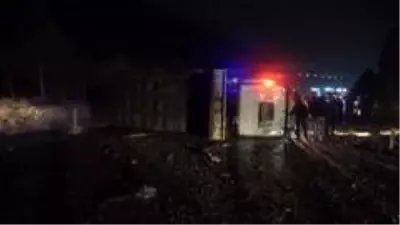 Son dakika haberi: Sivas'ta kamyon yan yattı, araç içerisinde sıkışan sürücü güçlükle kurtarıldı Son dakika haberi: Sivas'ta kamyon yan yattı, araç içerisinde sıkışan sürücü güçlükle kurtarıldı
