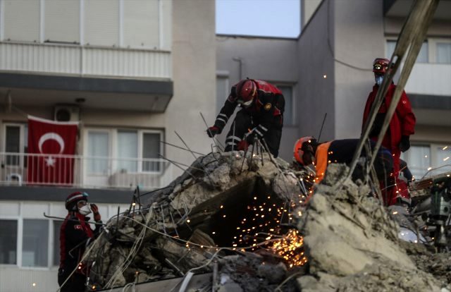 Son Dakika: İzmir'de meydana gelen 6,6 büyüklüğündeki depremde ölü sayısı 60'a yükseldi