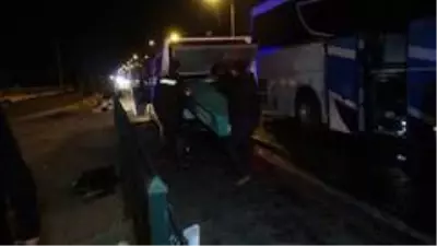 Son dakika haberleri: Tıra çarpan otobüste 1 kişi hayatını kaybetti Son dakika haberleri: Tıra çarpan otobüste 1 kişi hayatını kaybetti