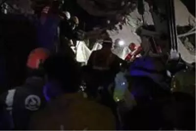 Yağcıoğlu apartmanı enkazında bir kadının cansız bedenine ulaşıldı Yağcıoğlu apartmanı enkazında bir kadının cansız bedenine ulaşıldı