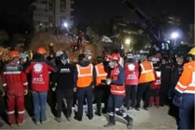 Yağcıoğlu apartmanı enkazında bir kadının cansız bedenine ulaşıldı Yağcıoğlu apartmanı enkazında bir kadının cansız bedenine ulaşıldı