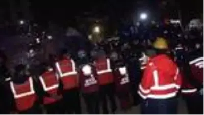 Yağcıoğlu apartmanı enkazında bir kadının cansız bedenine ulaşıldı Yağcıoğlu apartmanı enkazında bir kadının cansız bedenine ulaşıldı