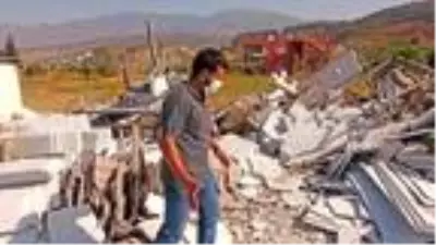 Yangın sırasında belediyenin dozerinin iş yerine zarar verdiği iddiası Yangın sırasında belediyenin dozerinin iş yerine zarar verdiği iddiası