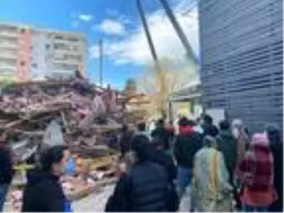 Yerle bir olan binalara çürük raporu verilmiş; bazı ev sahipleri evlerini satıp taşınmış Yerle bir olan binalara çürük raporu verilmiş; bazı ev sahipleri evlerini satıp taşınmış