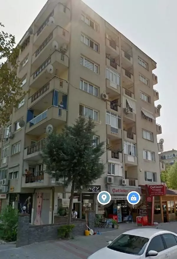 Yerle bir olan binalara çürük raporu verilmiş; bazı ev sahipleri evlerini satıp taşınmış Yerle bir olan binalara çürük raporu verilmiş; bazı ev sahipleri evlerini satıp taşınmış