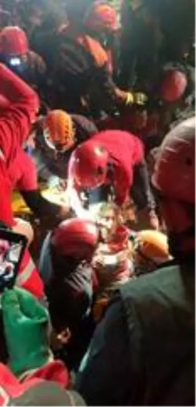 14 yaşındaki İdil, 58 saat sonra enkazdan böyle sağ çıkarıldı