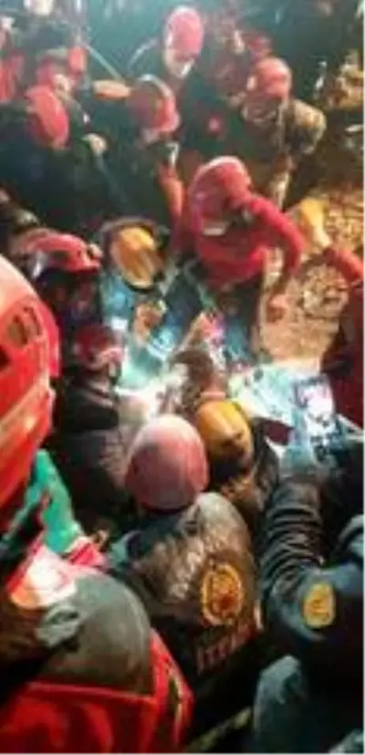14 yaşındaki İdil, 58 saat sonra enkazdan böyle sağ çıkarıldı