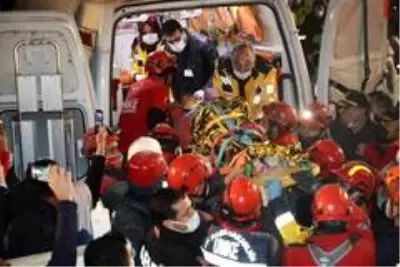 14 yaşındaki İdil, 58 saat sonra enkazdan böyle sağ çıkarıldı