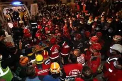 14 yaşındaki İdil, 58 saat sonra enkazdan böyle sağ çıkarıldı