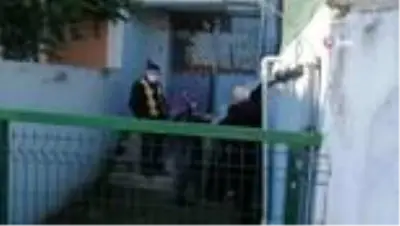 5 gündür işe gelmeyen arkadaşlarını evde ölü buldular 5 gündür işe gelmeyen arkadaşlarını evde ölü buldular