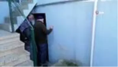 5 gündür işe gelmeyen arkadaşlarını evde ölü buldular 5 gündür işe gelmeyen arkadaşlarını evde ölü buldular