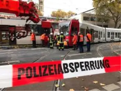 Almanya'da iki tramvay kafa kafaya çarpıştı: 1'i ağır 20 yaralı Almanya'da iki tramvay kafa kafaya çarpıştı: 1'i ağır 20 yaralı