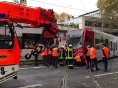 Almanya'da iki tramvay kafa kafaya çarpıştı: 1'i ağır 20 yaralı Almanya'da iki tramvay kafa kafaya çarpıştı: 1'i ağır 20 yaralı