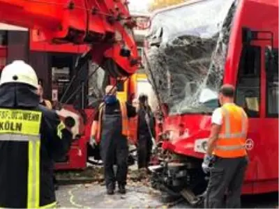 Almanya'da iki tramvay kafa kafaya çarpıştı: 1'i ağır 20 yaralı Almanya'da iki tramvay kafa kafaya çarpıştı: 1'i ağır 20 yaralı